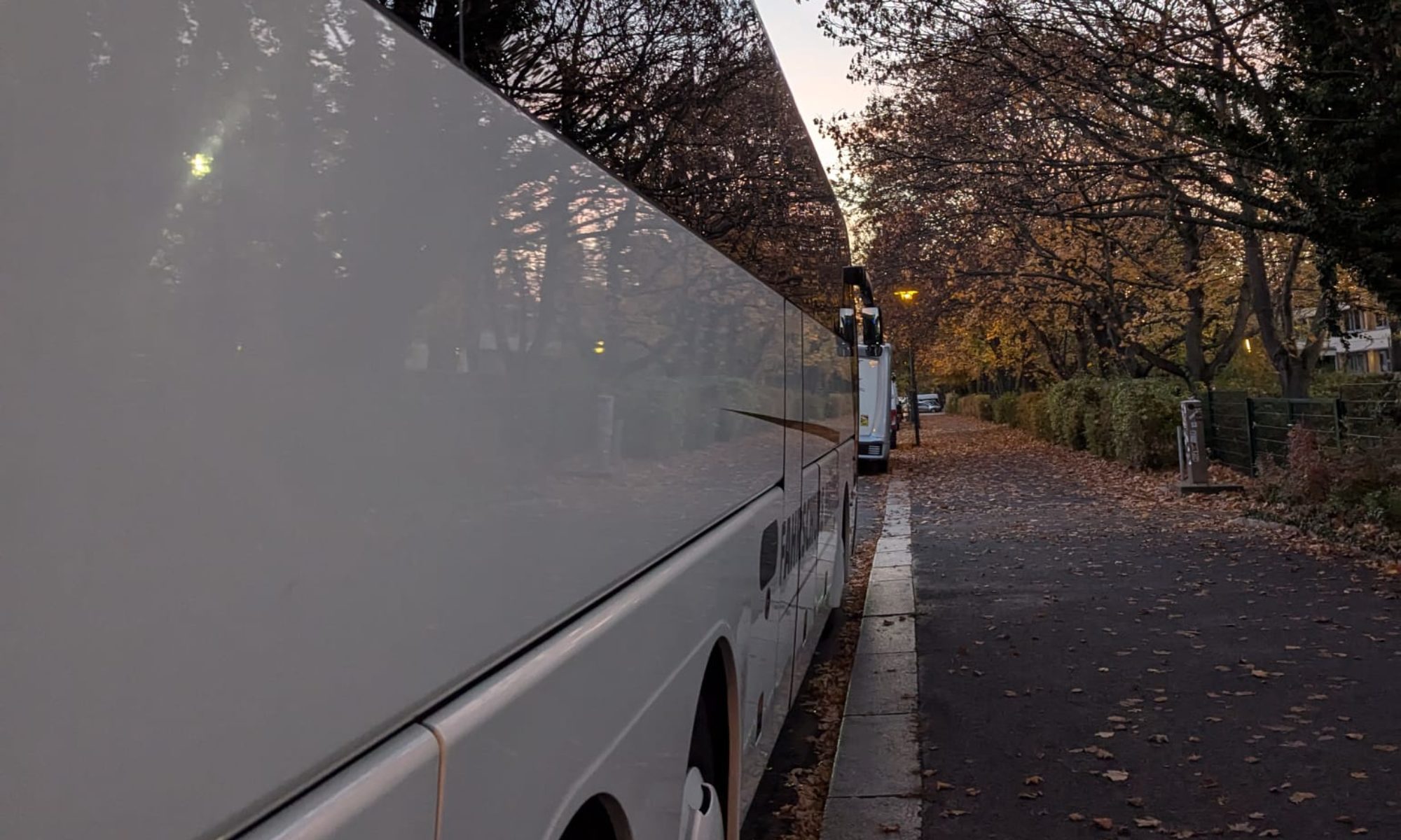 K&R Tours Reisebus in der Landschaft